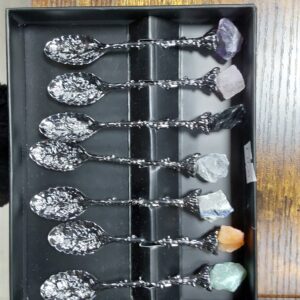 Witch Gemstone Spoon Set – 7-Piece Crystal Witch Spoons for Altar Decor, Ritual Tools, Tea Rituals & Spiritual Gifts – Raw Gemstones with Embossed Handles in Dark Silver