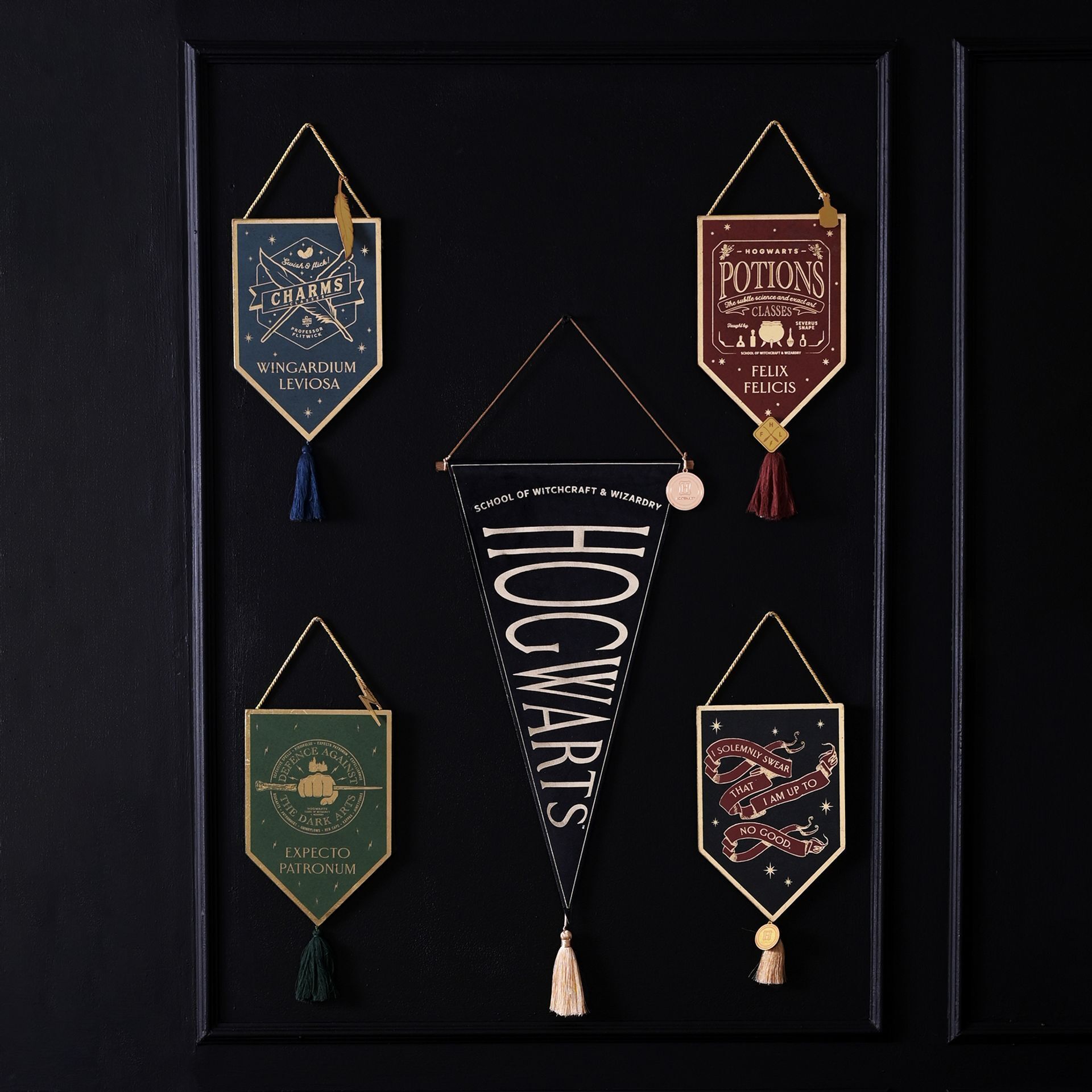 Warner Bros Harry Potter Alumni Pendent - Wingardium - Image 2